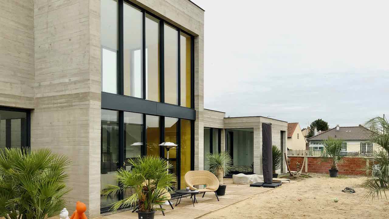 Maison design avec baies minimalistes de grandes hauteur