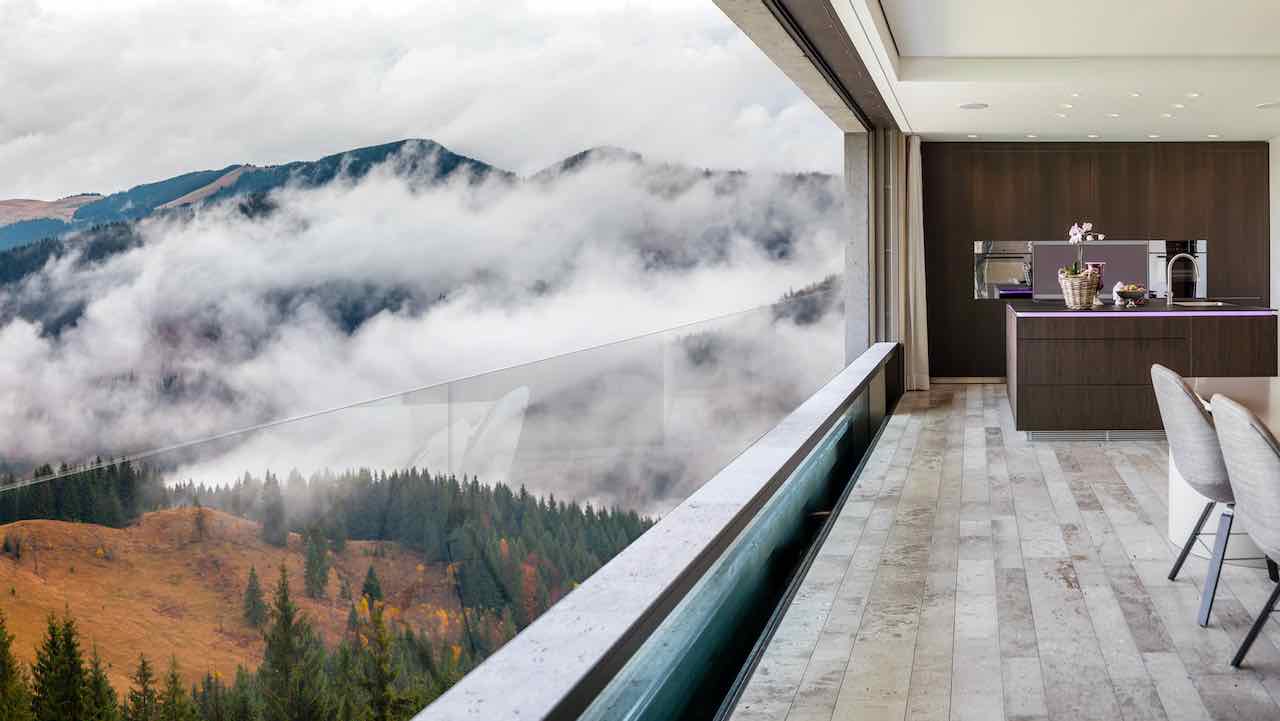 Fenetre descnedante dasn le sol Hirt avec vue panoramique sur l'extérieur