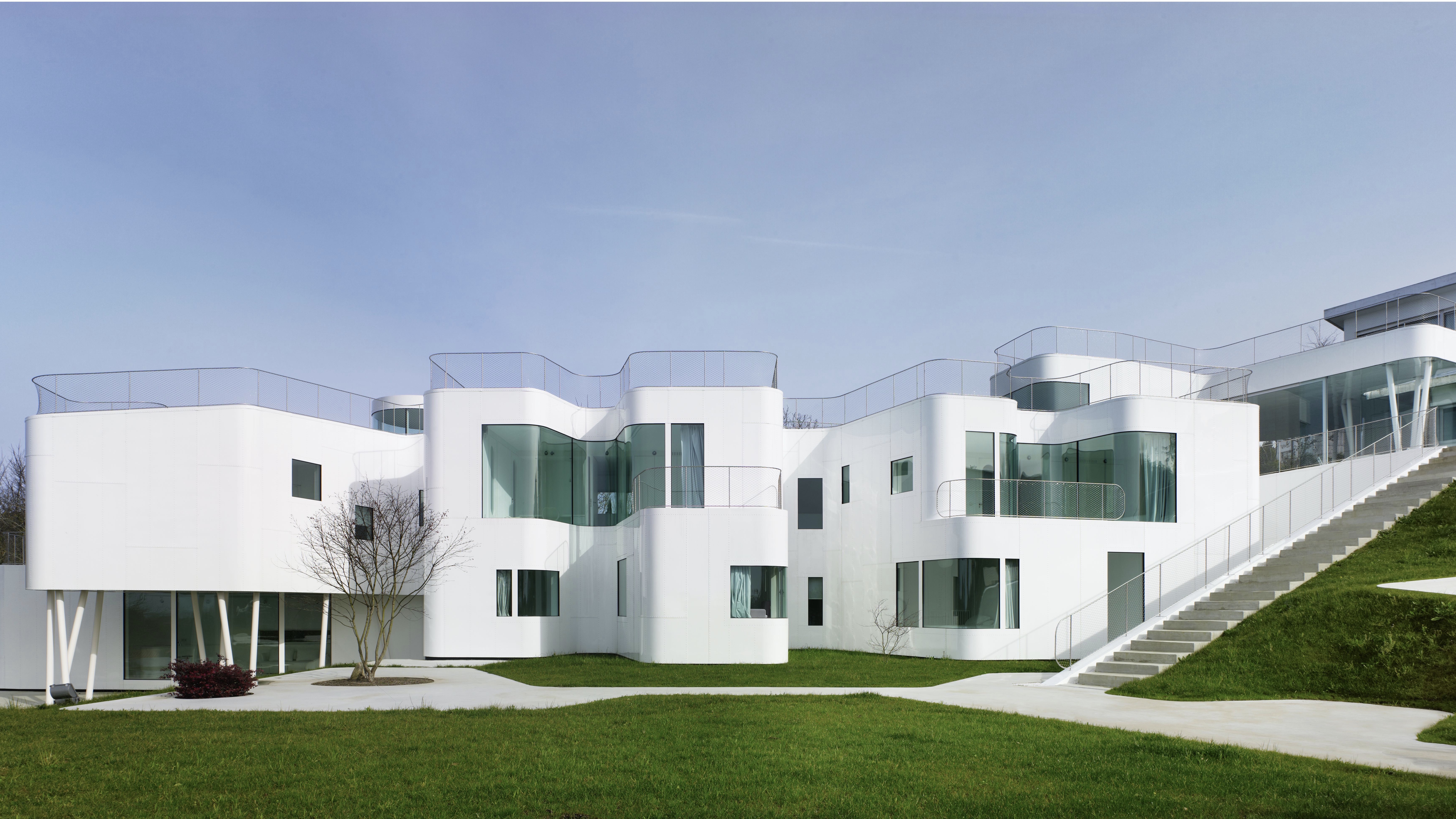 Grande villa avec baie vitrée arrondies