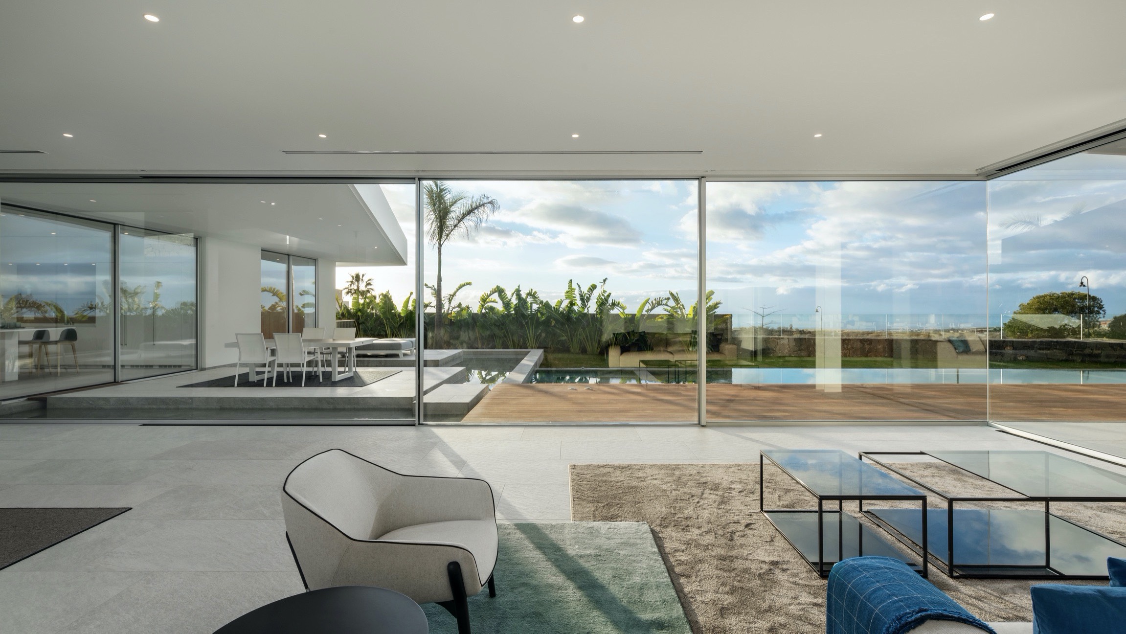 Villa moderne avec grandes baies minimalistes Cortizo Cor-Vision plus