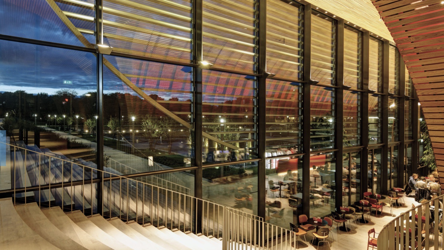 Grande façade en verre