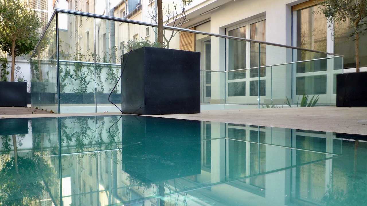 Balcon avec garde-corps en verre vu sur Paris